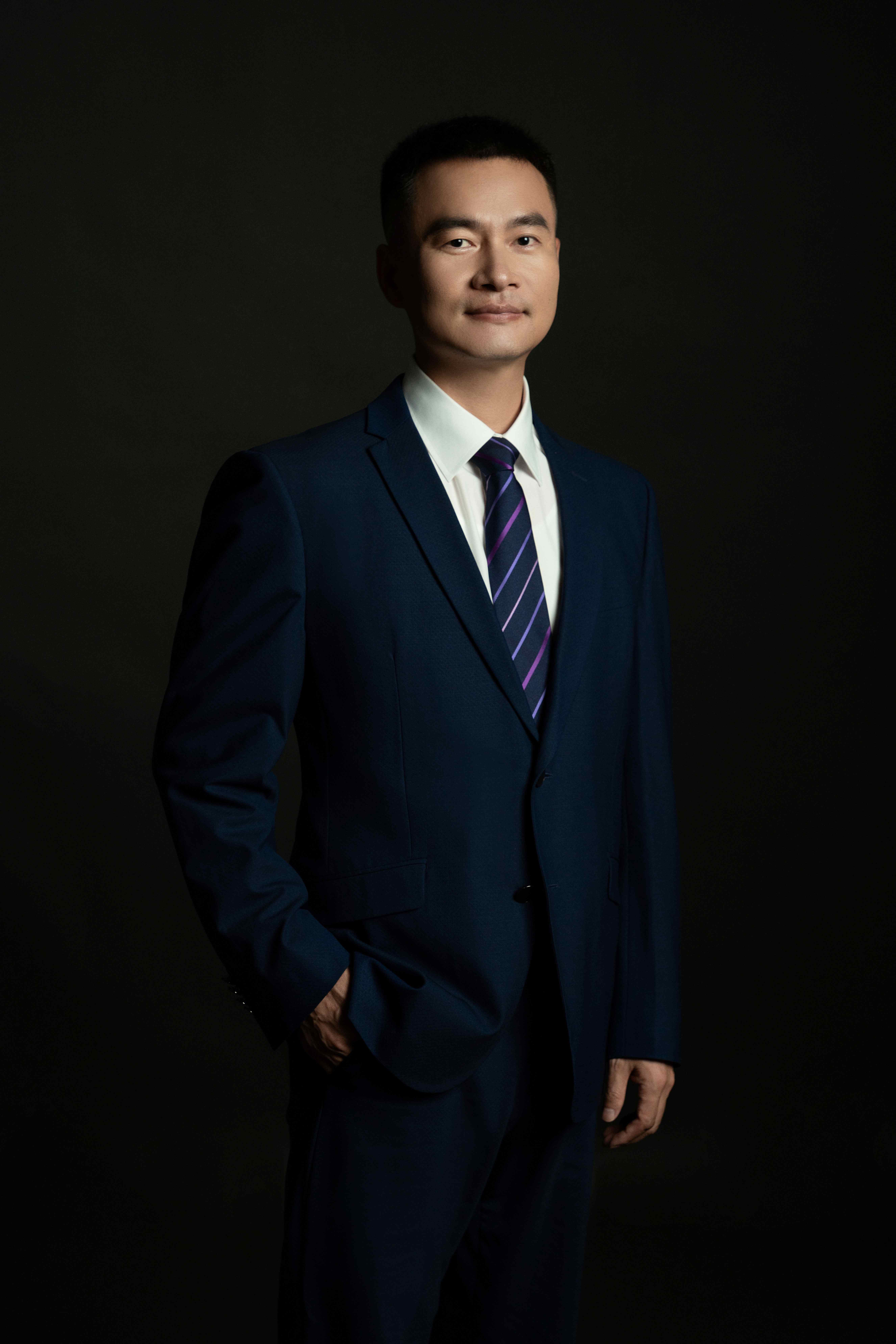 聂炜昌律师全身职业肖像