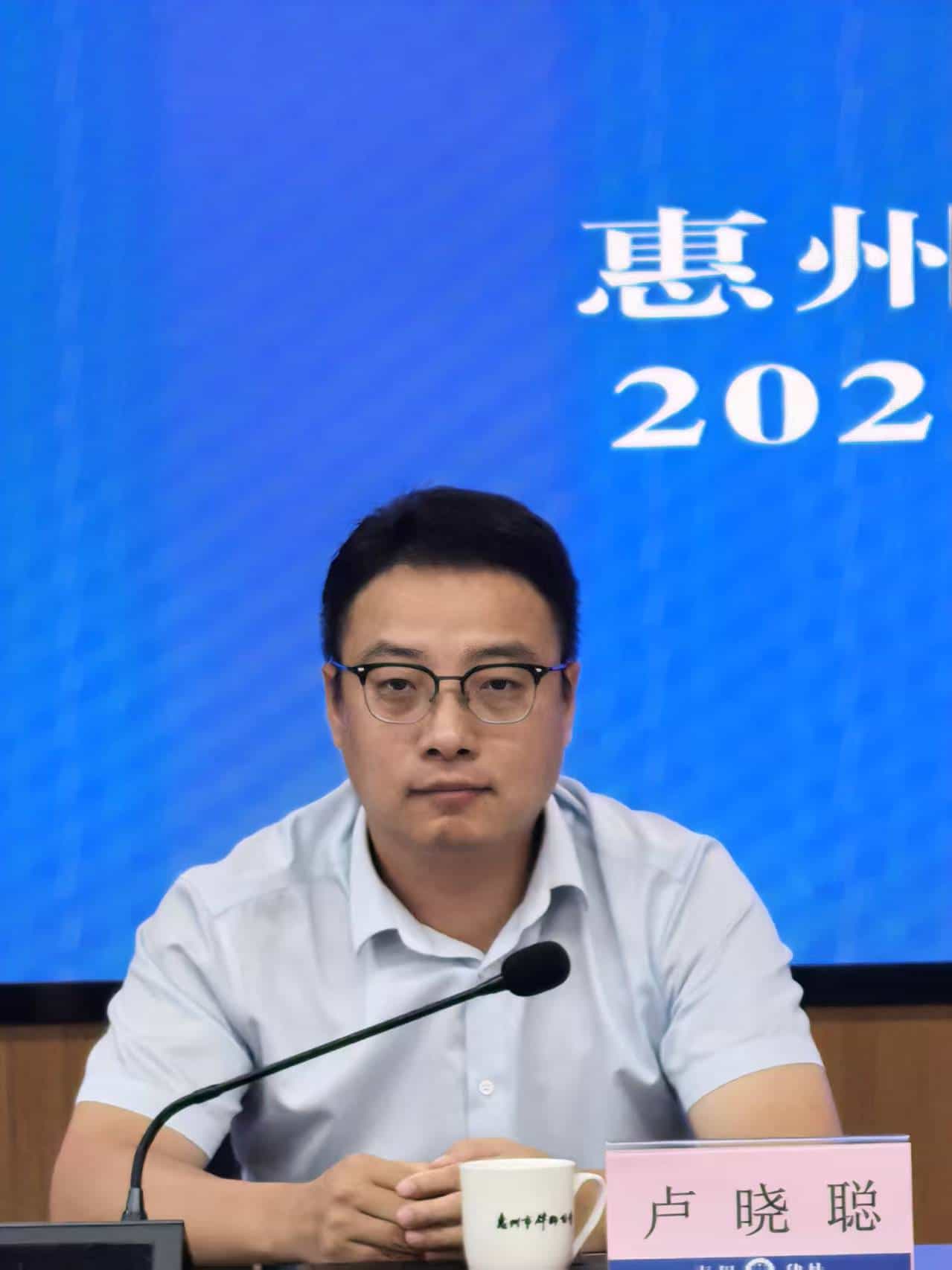 卢晓聪律师专业活动场景,客观展示法律服务工作环境。