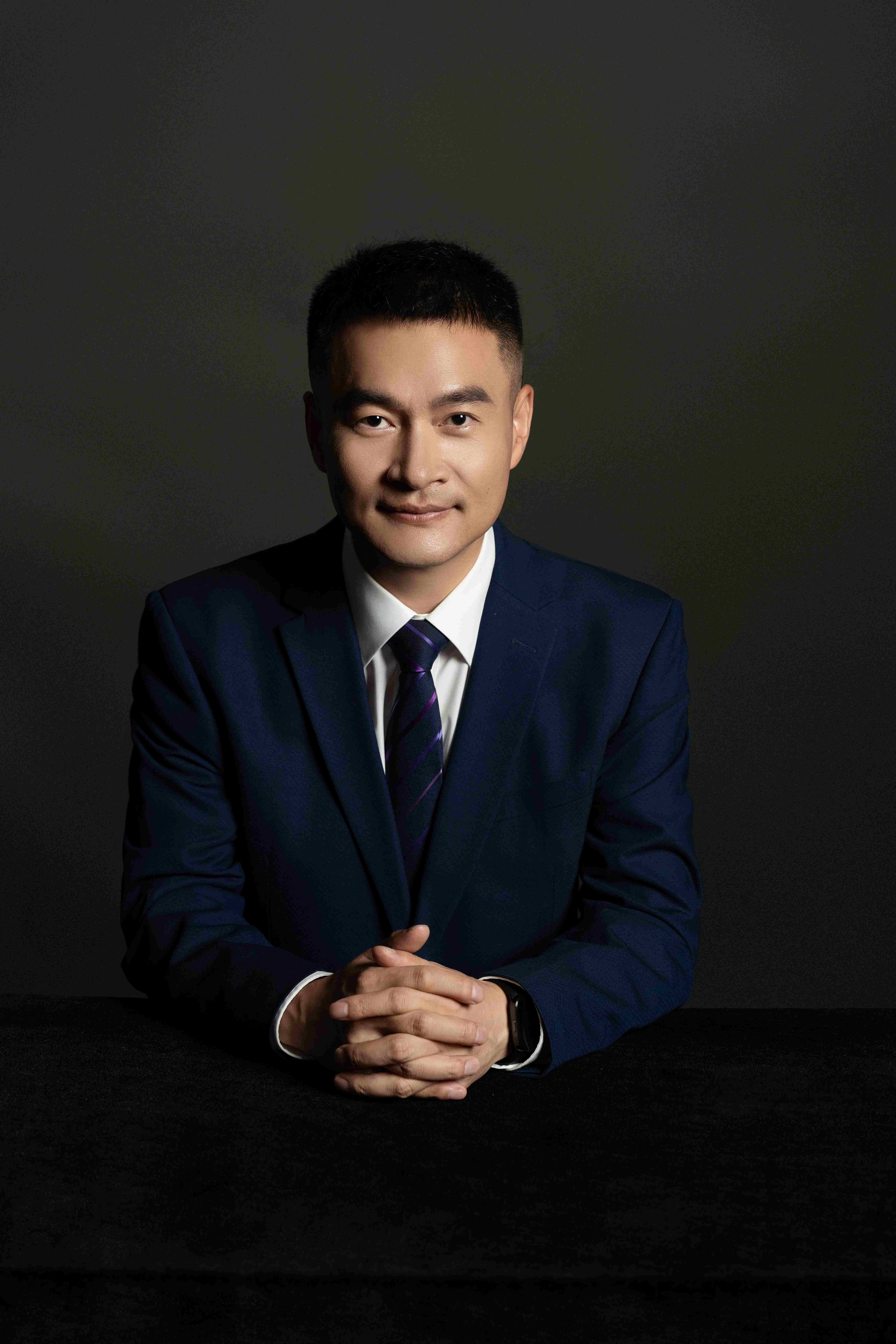 聂炜昌律师桌前职业肖像
