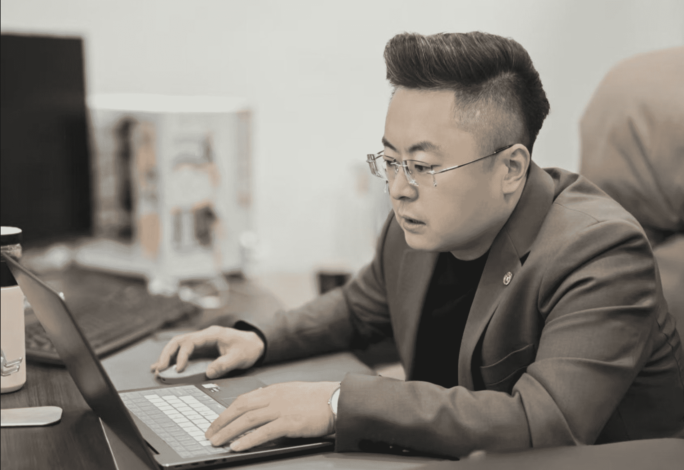 罗伟律师专业形象照