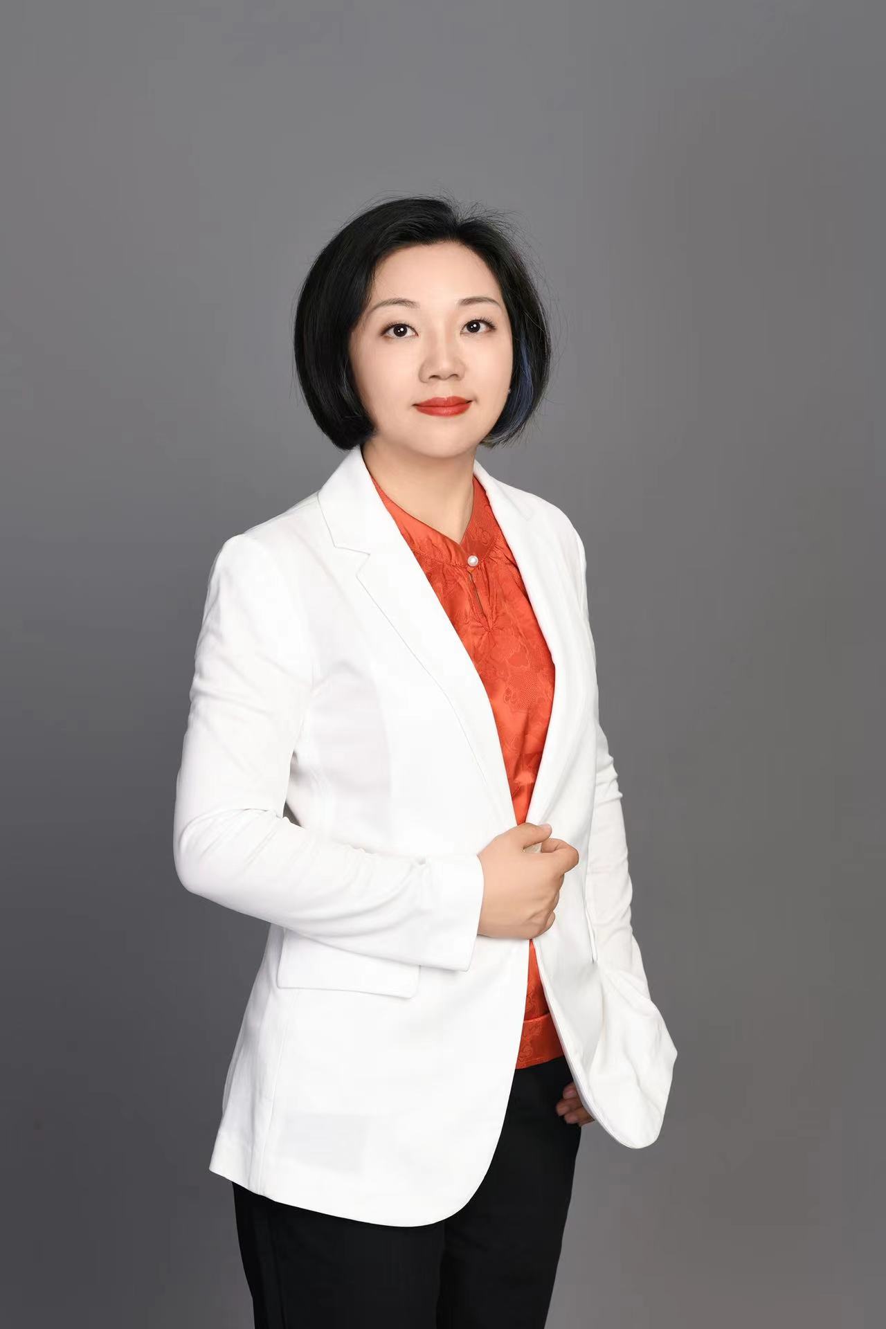 胡莹律师_个人形象照_白色西装